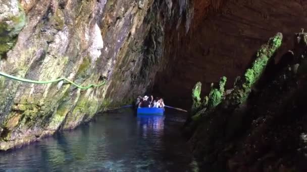 Une Promenade Bateau Lent Travers Une Ouverture Grotte — Video