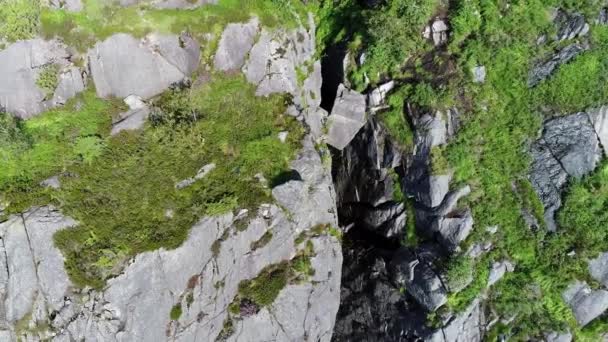 科尔博滕 Kolboten 岩石锚杆的空中镜头 索克萨尔对位于挪威罗加兰德县索克萨尔市Jssingfjorden的Kjeragbolt的回应 Poi Shot — 图库视频影像