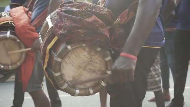 Personnes Jouant Batterie Bois Lors Défilé Traditionnel Sri Lankais Ralenti — Video