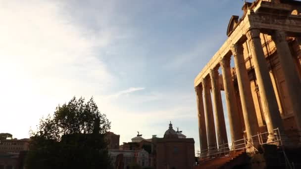 Säulen Der Römischen Architektur Gefilmt Bei Sonnenuntergang Goldene Stunde Weitschussschwenke — Stockvideo