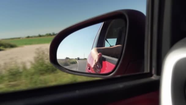 Photo Ralenti Reflet Sur Rétroviseur Latéral Voiture Femmes Frappant Main — Video