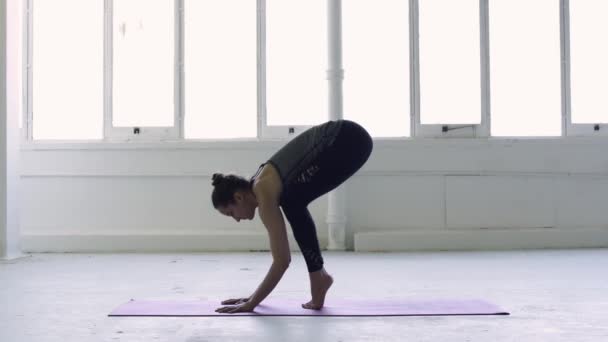 Tripod Skott Stark Och Ung Brunett Kvinna Utövar Yoga Avancerad — Stockvideo