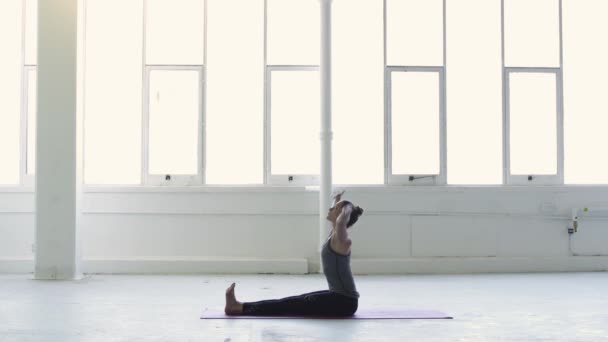 Close Shot Van Een Flexibele Jonge Brunette Vrouw Oefenen Van — Stockvideo