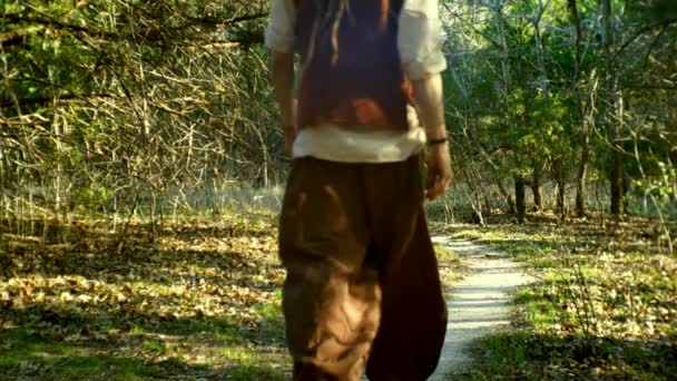 Hippie Man Promenader Naturen — Stockvideo