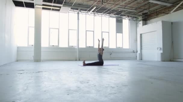 Широкая Орбита Снимка Гибкой Молодой Брюнетки Практикующей Йогу Сидящей Сгибаясь — стоковое видео