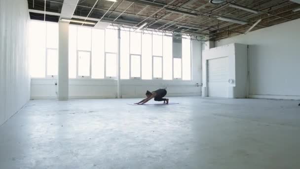 Brett Omlopp Skott Flexibel Ung Brunett Kvinna Utövar Yoga Släppa — Stockvideo