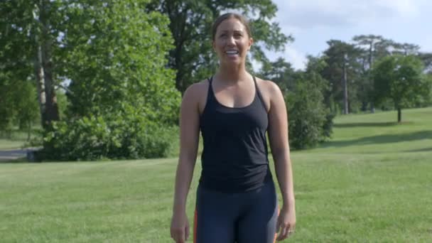 公園でのハードランの後女性ランナーがお祝いします — ストック動画