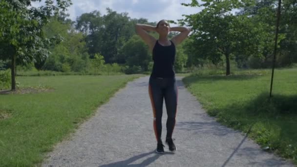 Una Chica Entrenando Camina Por Puente Forest Park Después Carrera — Vídeos de Stock