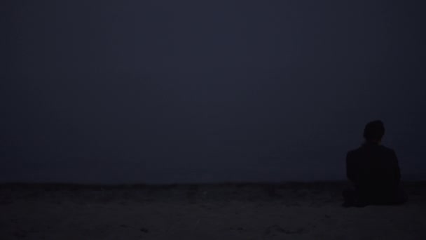 Человек Сидит Пляже — стоковое видео