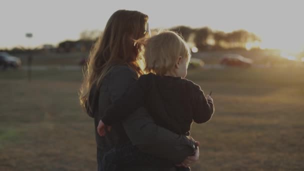 Moeder Zoon Lopen Naast Een Meer Met Zonsondergang — Stockvideo