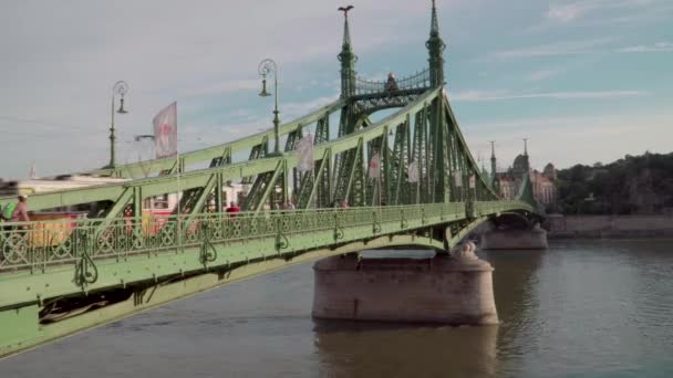 Liberty Bridge Szabadsag Escondió Budapest Una Tarde Ventosa Después Lluvia — Vídeos de Stock