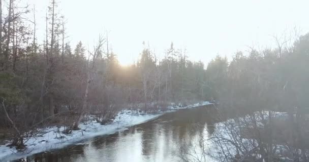 密西根州雪地的河流 明亮的阳光闪烁着 相机退后 — 图库视频影像