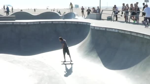 Skateboarder Στο Πάρκο Skate Μια Ηλιόλουστη Μέρα — Αρχείο Βίντεο