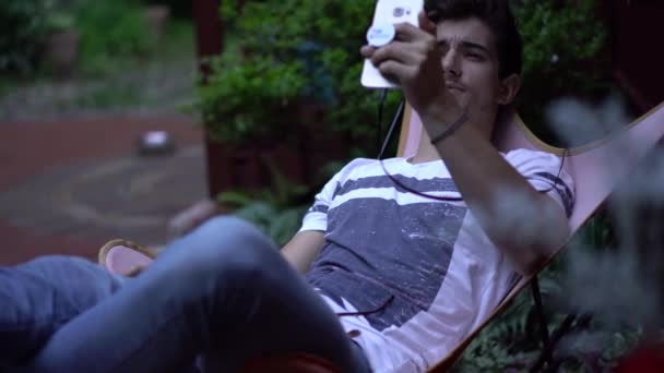 Guapo Adolescente Chico Preparándose Tomando Selfie — Vídeos de Stock
