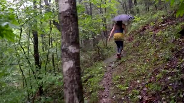 Vrouw Hippe Sjaal Wetsuit Loopt Een Spoor Regen Met Paraplu — Stockvideo