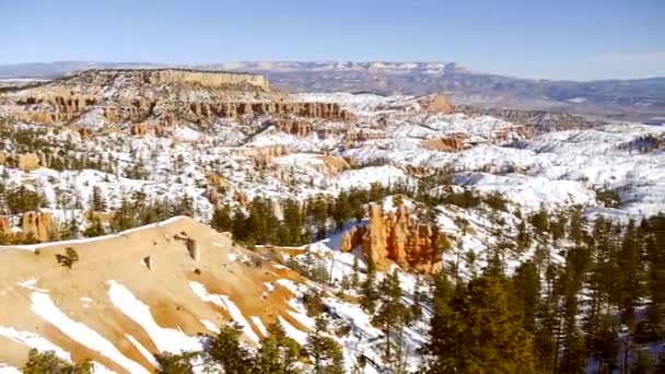 Schwenken Durch Einen Wunderschönen Schneebedeckten Bryce Canyon Nationalpark Utah — Stockvideo