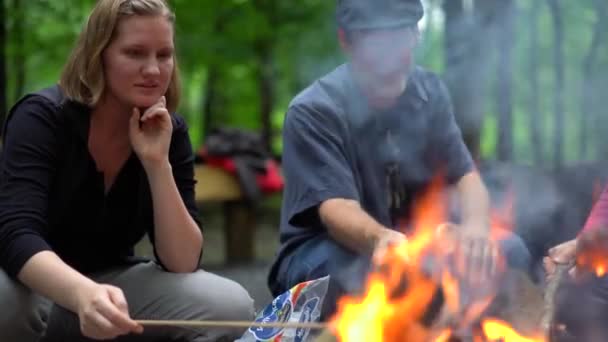 Egy Tinédzser Lány Aki Pillecukrot Süt Egy Tűz Felett Apja — Stock videók