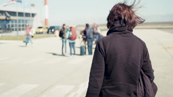 Clip Cámara Lenta Muchos Pasajeros Caminando Pista Del Aeropuerto Zadar — Vídeo de stock