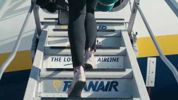 Clipe Câmera Lenta Passageiro Enquanto Sobe Escadas Avião — Vídeo de Stock