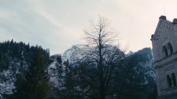 Clipe Câmera Lenta Castelo Montanha Dos Alpes Luz Solar Forte — Vídeo de Stock