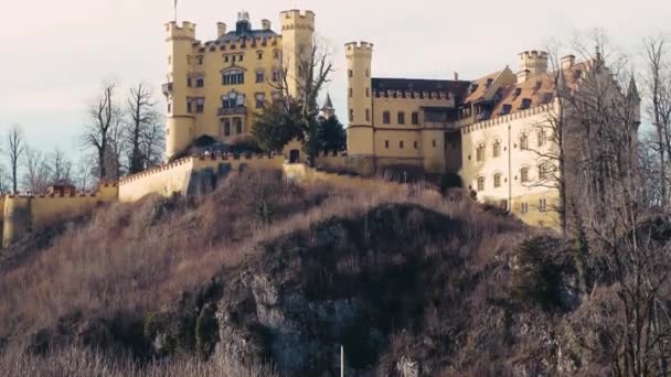 Clipe Câmera Lenta Castelo Amarelo Nas Montanhas Dos Alpes — Vídeo de Stock