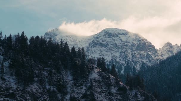 Αργή Κίνηση Κλιπ Από Χιονισμένες Άλπεις Βουνά Μπλε Ουρανό Και — Αρχείο Βίντεο