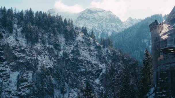 Karlı Alpler Dağının Yavaş Çekim Klibi Çerçevesinde Bir Ortaçağ Şatosu — Stok video