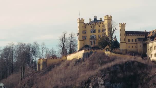阿尔卑斯山中一座黄色城堡的慢镜头 — 图库视频影像