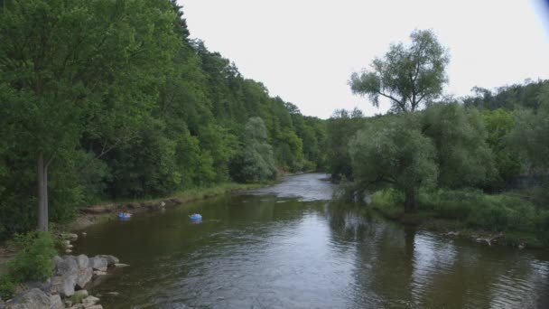 Raus Den Fluss Für Ein Paar Schläuche — Stockvideo