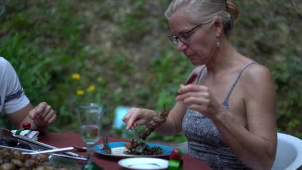 Kobieta Trzymająca Szpikulec Wyciąga Mięso Szpikulec Talerz Zewnątrz — Wideo stockowe