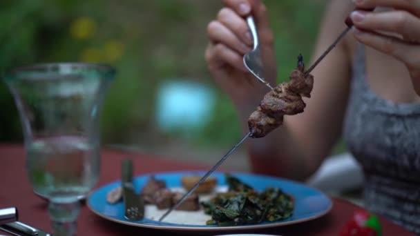 Közelkép Egy Nőről Aki Nyársat Tart Miközben Húst Húz Egy — Stock videók