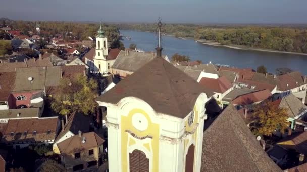 Arial Drönare Skott Kretsar Ett Klocktorn Liten Europeisk Stad — Stockvideo