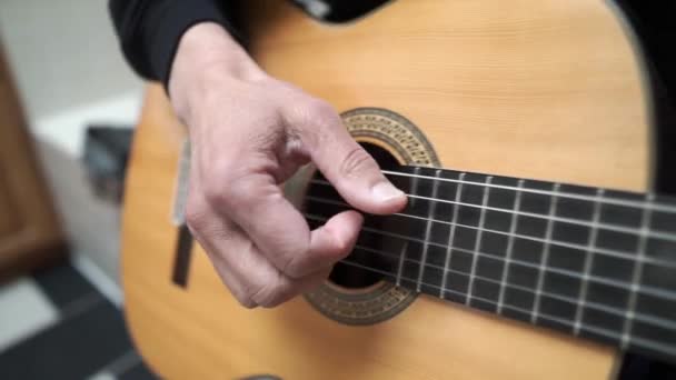 Primer Plano Mano Rasgueando Cuerdas Guitarra Acústica — Vídeo de stock