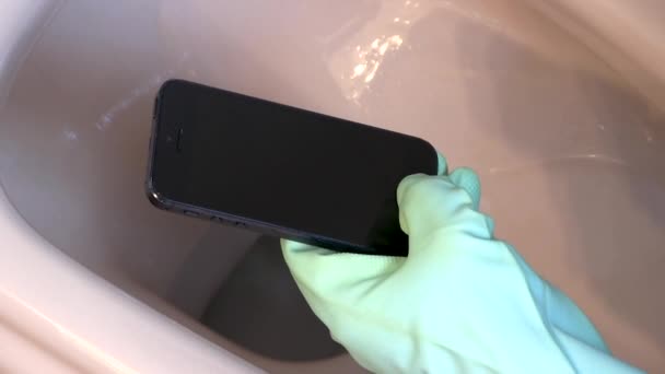 청소중에 변기에 스마트폰을 떨어뜨리는 — 비디오
