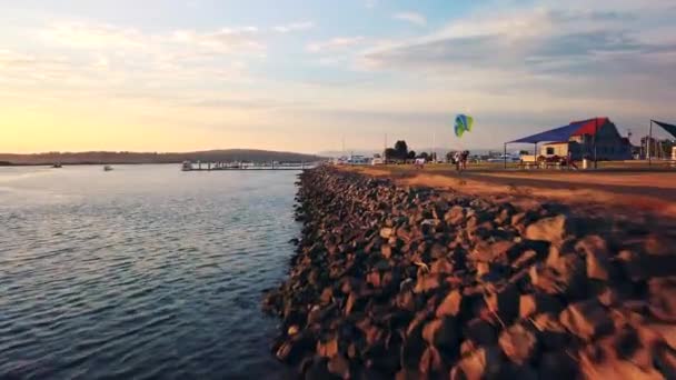 Drone Vliegt Rotswand Aan Het Water Bij Zonsondergang Met Boten — Stockvideo