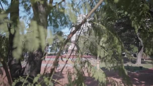 Slowmo Dolly Πλάνα Ενός Αγάλματος Πίσω Από Ένα Δέντρο Στο — Αρχείο Βίντεο