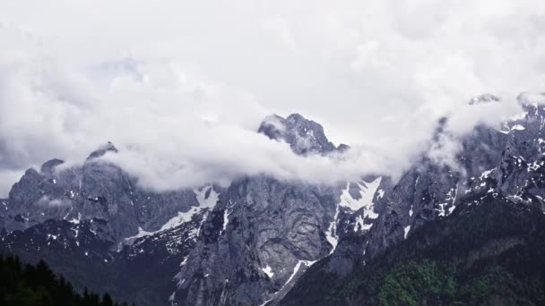 Gros Plan Des Nuages Autour Sommet — Video