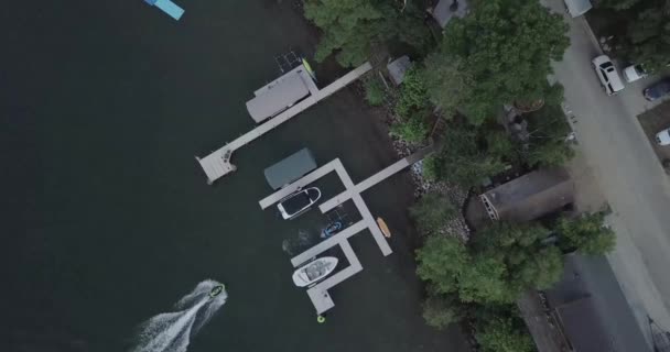 Gente Montando Motos Acuáticas Lago Tranquilo — Vídeo de stock