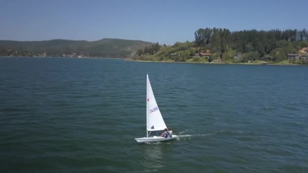 4K的两个孩子在湖上航行的前侧航拍 — 图库视频影像
