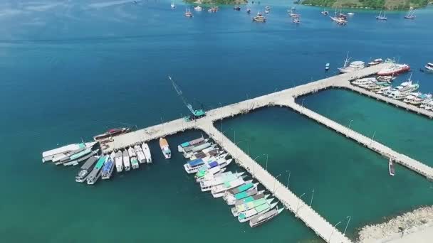 Labuan Bajo Harbor Athmosphere Jalá Tiro Aéreopanning — Vídeo de stock