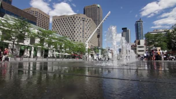 Wasserfontänen Auf Dem Place Des Arts Montreal Mit Passanten Während — Stockvideo