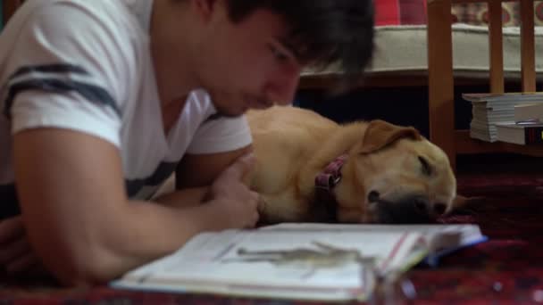 Niedrige Nahaufnahme Eines Schlafenden Hundes Während Ein Teenager Hausaufgaben Auf — Stockvideo