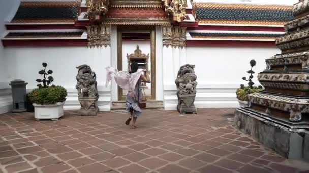 Wat Pho Bangkok Tailandia Mujer Turística Vestido Largo Ejecuta Dramáticamente — Vídeos de Stock