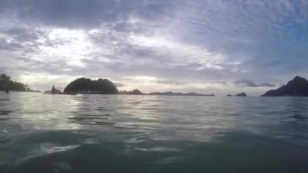 Nido Palawan Filipinleri Ndeki Las Cabanas Sahili Nde Alacakaranlıkta Turist — Stok video