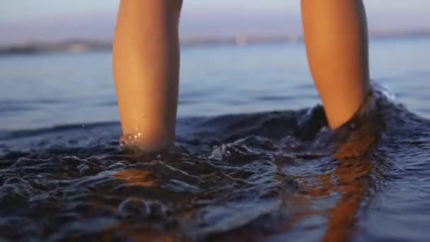 Handhållen Slow Motion Närbild Ung Kvinna Som Paddlar Havet Vid — Stockvideo