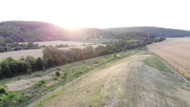 Vuelo Sobre Una Pequeña Colina Atardecer — Vídeos de Stock