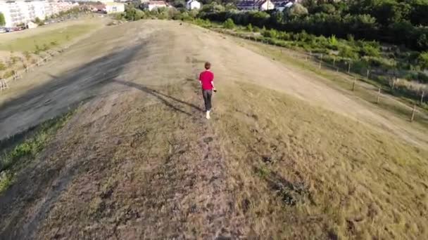 Menschenjagd Gefolgt Von Drohne Draufsicht — Stockvideo