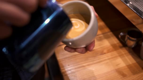 Blick Auf Latte Art Gegossen — Stockvideo