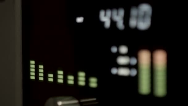 Küçük Bir Stüdyoda Ses Arayüzü Kaydı 1Khz — Stok video