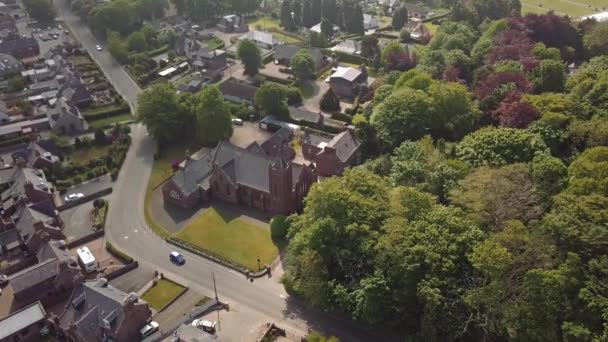 スコットランドの小さな町の教会 パンニングは教会を明らかにするために撃たれた ドローン — ストック動画
